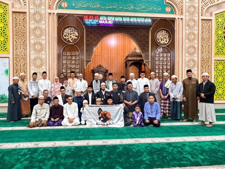 Wagub Abdullah Sani bersama jamaah dan komunitas Pejuang Subuh berfoto bersama usai pelaksanaan Qiyamul Lail dan shalat Subuh berjamaah di Masjid Miftahurrahmah, Minggu (15/3/2026) (Dok. Erit)