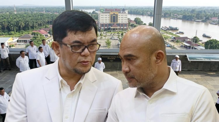 Wakil Ketua I DPRD Provinsi Jambi Ivan Wirata berdialog dengan Bupati Kabupaten Bungo Dedy Putra (Dok. Humas)