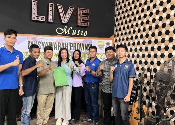 Pengurus dan peserta Musyawarah Provinsi (Musprov) Asosiasi Seni Tarung Tradisi (ASTA) Provinsi Jambi berfoto bersama usai penetapan Prof. Dr. Drs. H. Sukendri, M.Kes., AIFO sebagai Ketua Umum ASTA Jambi periode 2026–2031 di Kota Jambi, Sabtu (14/3/2026). (Dok. Akbari)