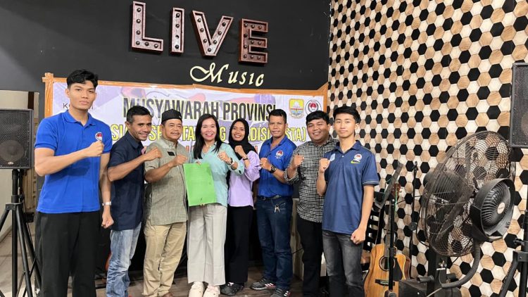 Pengurus dan peserta Musyawarah Provinsi (Musprov) Asosiasi Seni Tarung Tradisi (ASTA) Provinsi Jambi berfoto bersama usai penetapan Prof. Dr. Drs. H. Sukendri, M.Kes., AIFO sebagai Ketua Umum ASTA Jambi periode 2026–2031 di Kota Jambi, Sabtu (14/3/2026). (Dok. Akbari)