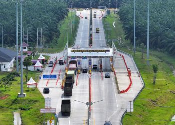Kendaraan melintas di Gerbang Tol pada ruas Jalan Tol Trans Sumatera. (Dok. Humas HK)