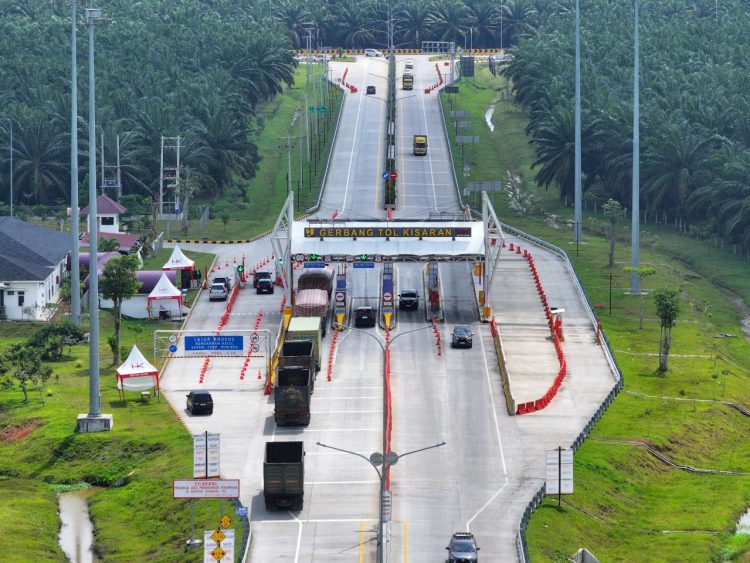 Kendaraan melintas di Gerbang Tol pada ruas Jalan Tol Trans Sumatera. (Dok. Humas HK)