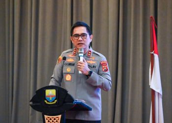 Kapolda Jambi Irjen Pol. Krisno H. Siregar menyampaikan paparan saat Rapat Koordinasi Persiapan Pengamanan Idulfitri 1447 H/2026 bersama Forkopimda Provinsi Jambi di Ballroom Swiss-Belhotel Jambi, Senin (16/3/2026). (Dok Nahar)