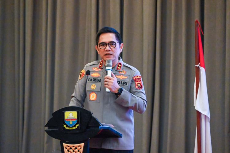Kapolda Jambi Irjen Pol. Krisno H. Siregar menyampaikan paparan saat Rapat Koordinasi Persiapan Pengamanan Idulfitri 1447 H/2026 bersama Forkopimda Provinsi Jambi di Ballroom Swiss-Belhotel Jambi, Senin (16/3/2026). (Dok Nahar)