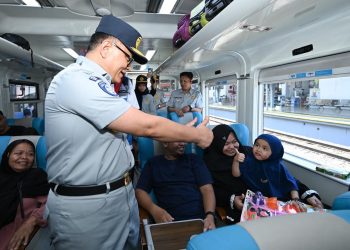 Direktur Jasa Raharja Muhammad Awaluddin menyapa penumpang saat pelepasan program Mudik Gratis BUMN 2026 di Stasiun Pasar Senen, Jakarta, Senin (16/3/2026). (Dok. Humas JR Jambi