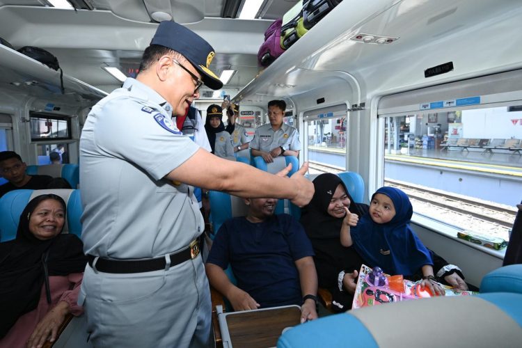 Direktur Jasa Raharja Muhammad Awaluddin menyapa penumpang saat pelepasan program Mudik Gratis BUMN 2026 di Stasiun Pasar Senen, Jakarta, Senin (16/3/2026). (Dok. Humas JR Jambi