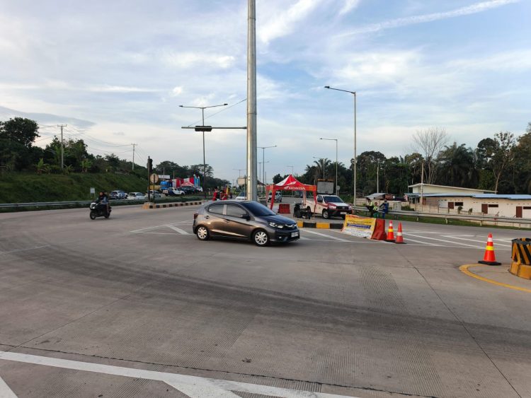 Kendaraan melintas di sekitar akses Tol Betung–Tempino–Jambi (Betejam) di wilayah Bayung Lencir, Jambi, Selasa (17/3/2026). (dok, Stepanus)