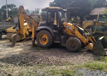 Alat berat milik Dinas PUTR Provinsi Jambi disiagakan di salah satu ruas jalan sebagai bagian dari upaya percepatan perbaikan dan antisipasi gangguan jalur mudik Lebaran 2026.  (Dok. Nahar)