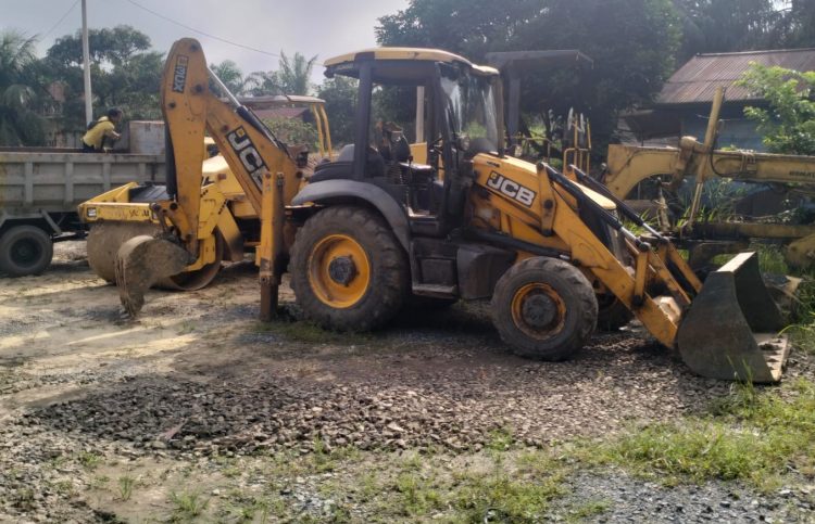 Alat berat milik Dinas PUTR Provinsi Jambi disiagakan di salah satu ruas jalan sebagai bagian dari upaya percepatan perbaikan dan antisipasi gangguan jalur mudik Lebaran 2026.  (Dok. Nahar)