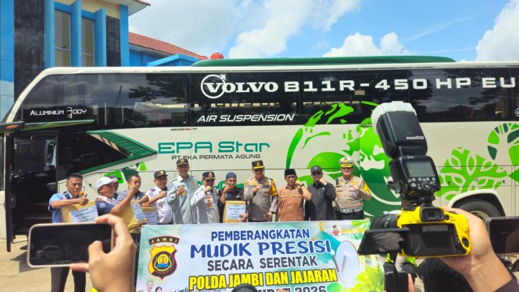 Kepala Kantor Wilayah Jambi Agung Abimanyu, S.E., M.M. menghadiri pelepasan program Mudik Presisi di Jambi bersama Kapolda Jambi dan sejumlah pejabat lintas instansi (Dok, Nahar)