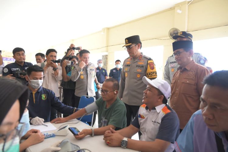 Kapolda Jambi Irjen Pol. Krisno H. Siregar meninjau pemeriksaan kesehatan pemudik dalam program Mudik Presisi di Terminal Alam Barajo, Kota Jambi, Rabu (18/3/2026) (Dok. Nahar)