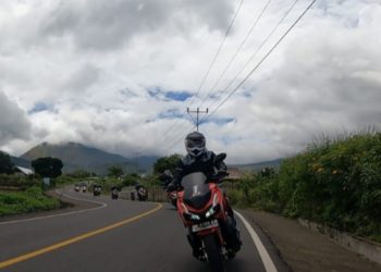 Ilustarsi pemudik mengendarai sepeda motor melintasi jalur jalan raya saat arus mudik Lebaran. (Dok. Sinsen)