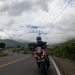 Ilustarsi pemudik mengendarai sepeda motor melintasi jalur jalan raya saat arus mudik Lebaran. (Dok. Sinsen)