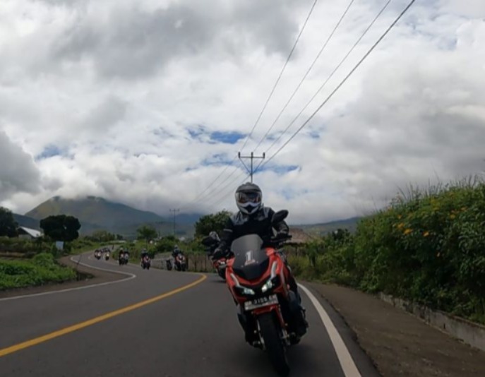 Ilustarsi pemudik mengendarai sepeda motor melintasi jalur jalan raya saat arus mudik Lebaran. (Dok. Sinsen)
