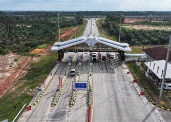 Sejumlah kendaraan melintasi Gerbang Tol Muaro Sebapo di ruas Jalan Tol Trans Sumatera. (Dok. Humas HK)
