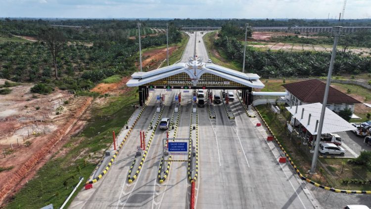 Sejumlah kendaraan melintasi Gerbang Tol Muaro Sebapo di ruas Jalan Tol Trans Sumatera. (Dok. Humas HK)