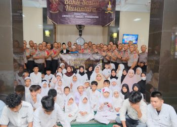 Siswa SIP Angkatan 55 pengiriman Polda Metro Jaya berfoto bersama usai kegiatan bakti sosial dan santunan anak yatim di Masjid Al Abror, Mampang Prapatan, Jakarta Selatan, Rabu (18/3/2026). (Dok. Alam)
