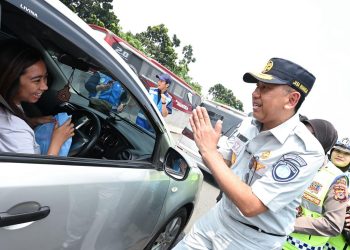 Direktur Utama PT Jasa Raharja Muhammad Awaluddin menyapa pemudik saat kegiatan flag off pemberlakuan rekayasa lalu lintas one way nasional di Gerbang Tol Cikampek Utama, Rabu (18/3/2026). Dok. Humas JR Jambi)
