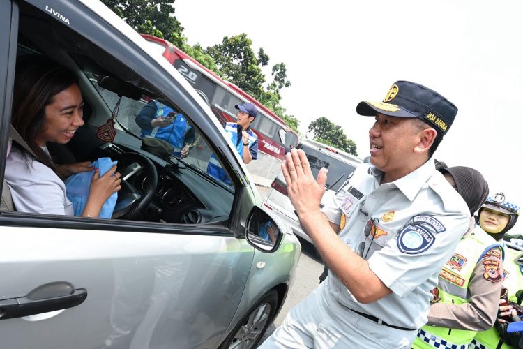 Direktur Utama PT Jasa Raharja Muhammad Awaluddin menyapa pemudik saat kegiatan flag off pemberlakuan rekayasa lalu lintas one way nasional di Gerbang Tol Cikampek Utama, Rabu (18/3/2026). Dok. Humas JR Jambi)