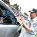 Direktur Utama PT Jasa Raharja Muhammad Awaluddin menyapa pemudik saat kegiatan flag off pemberlakuan rekayasa lalu lintas one way nasional di Gerbang Tol Cikampek Utama, Rabu (18/3/2026). Dok. Humas JR Jambi)