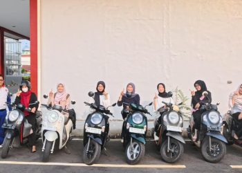 Sejumlah peserta hijabers berpose bersama sepeda motor Honda Scoopy usai mengikuti kegiatan “Hijabers Serenity Ride” di Kota Jambi, Rabu (11/3/2026). (Dok. Stepanus)