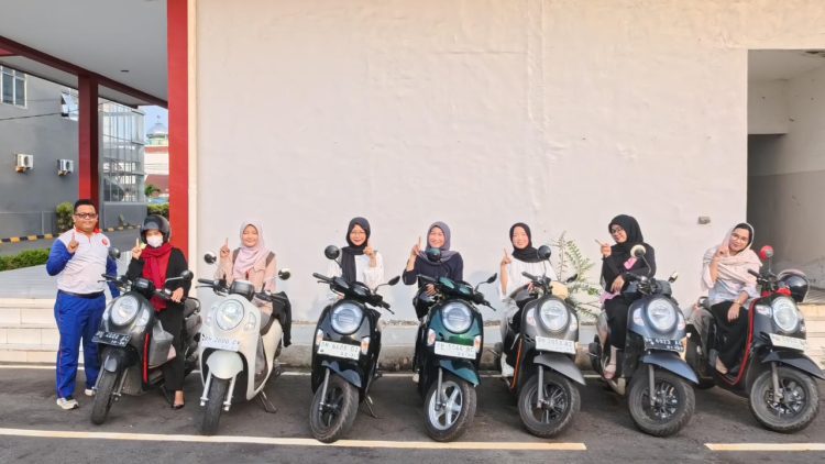 Sejumlah peserta hijabers berpose bersama sepeda motor Honda Scoopy usai mengikuti kegiatan “Hijabers Serenity Ride” di Kota Jambi, Rabu (11/3/2026). (Dok. Stepanus)