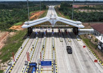 Kendaraan melintasi Gerbang Tol Muaro Sebapo di ruas Jalan Tol Trans Sumatera. (Dok, Humas HK)