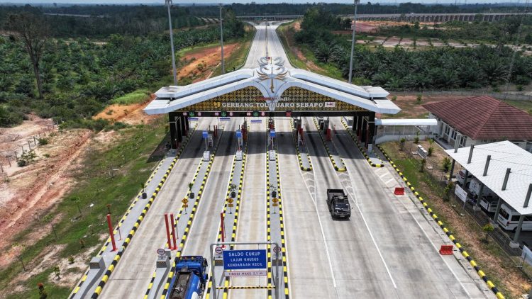 Kendaraan melintasi Gerbang Tol Muaro Sebapo di ruas Jalan Tol Trans Sumatera. (Dok, Humas HK)