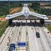 Kendaraan melintasi Gerbang Tol Muaro Sebapo di ruas Jalan Tol Trans Sumatera. (Dok, Humas HK)