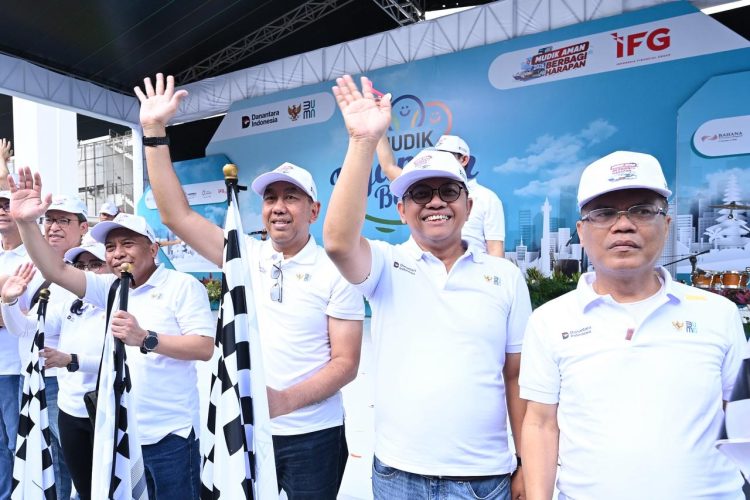 Pimpinan IFG bersama perwakilan BUMN melepas peserta program Mudik Nyaman Bersama IFG Group 2026 di Stadion Akuatik Gelora Bung Karno, Jakarta, Rabu (18/3/2026). (Dok. Humas JR Jambi)