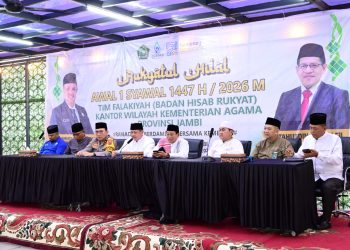 Tim Falakiyah Kanwil Kementerian Agama Provinsi Jambi bersama Wakapolda Jambi Brigjen Pol. B. Ali dan unsur Forkopimda mengikuti kegiatan rukyatul hilal penentuan awal Syawal 1447 H di Gedung Mahligai, Kota Jambi, Kamis (18/3/2026). (Dok ,nahar)