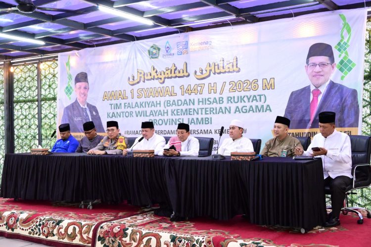 Tim Falakiyah Kanwil Kementerian Agama Provinsi Jambi bersama Wakapolda Jambi Brigjen Pol. B. Ali dan unsur Forkopimda mengikuti kegiatan rukyatul hilal penentuan awal Syawal 1447 H di Gedung Mahligai, Kota Jambi, Kamis (18/3/2026). (Dok ,nahar)