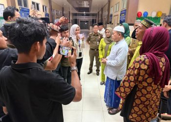 Gubernur Jambi Al Haris didampingi jajaran pejabat Pemprov Jambi meninjau pelayanan sekaligus menyapa pasien di RSUD Raden Mattaher Jambi pada malam takbiran Idulfitri 1447 H, Jumat (20/3/2026) (Dok. Stepanus)