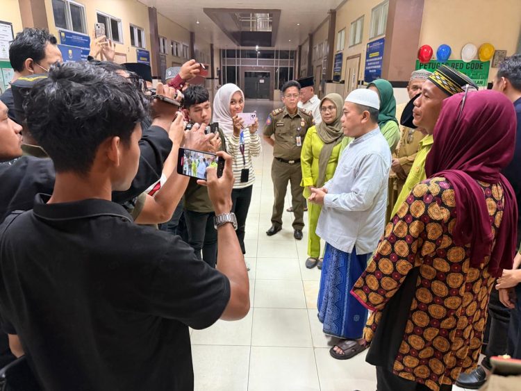 Gubernur Jambi Al Haris didampingi jajaran pejabat Pemprov Jambi meninjau pelayanan sekaligus menyapa pasien di RSUD Raden Mattaher Jambi pada malam takbiran Idulfitri 1447 H, Jumat (20/3/2026) (Dok. Stepanus)