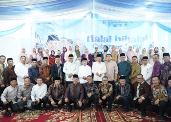 Gubernur Jambi Al Haris berfoto bersama bupati dan wali kota wilayah barat Provinsi Jambi serta jajaran pejabat daerah dalam kegiatan halal bihalal dan open house di kediaman pribadinya di Bangko, Kabupaten Merangin, Senin (23/3/2026). (Dok. Erit- Kominfo)