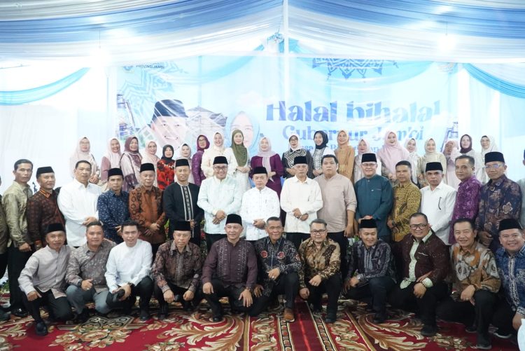 Gubernur Jambi Al Haris berfoto bersama bupati dan wali kota wilayah barat Provinsi Jambi serta jajaran pejabat daerah dalam kegiatan halal bihalal dan open house di kediaman pribadinya di Bangko, Kabupaten Merangin, Senin (23/3/2026). (Dok. Erit- Kominfo)