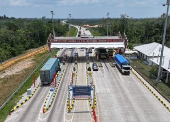 Kendaraan melintas di salah satu gerbang Jalan Tol Trans Sumatera. (Dok. Humas HK)