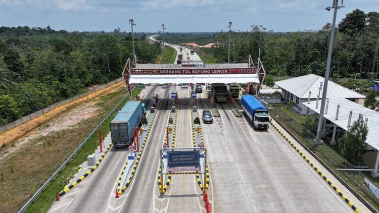 Kendaraan melintas di salah satu gerbang Jalan Tol Trans Sumatera. (Dok. Humas HK)