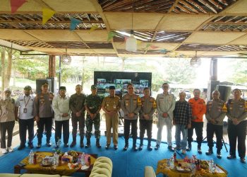 Danrem 042/Gapu Brigjen TNI Nyamin bersama Kapolda Jambi dan unsur Forkopimda saat meninjau Pos Pelayanan dan situasi keamanan di objek wisata Kampung Radja, Jambi, Selasa (24/3/2026), (Dok, Nahar)