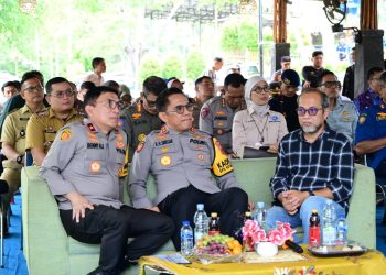 Kapolda Jambi bersama unsur Forkopimda mengikuti video conference yang dipimpin Kapolri di objek wisata Kampung Radja, Selasa (24/3/2026) (Dok. Nahar)