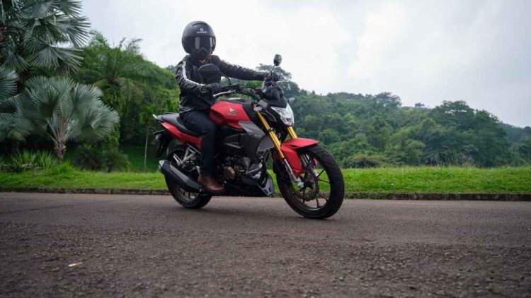 Ilustrasi Pengendara sepeda motor melintas di jalan raya saat arus balik Lebaran. (Dok, Sinsen)