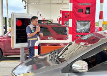 Petugas melayani pengguna jalan di gerbang tol Jalan Tol Trans Sumatera saat arus balik Lebaran 2026. (Dok. Humas PT Hutama Karya)