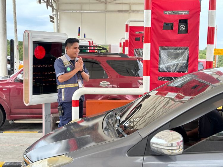 Petugas melayani pengguna jalan di gerbang tol Jalan Tol Trans Sumatera saat arus balik Lebaran 2026. (Dok. Humas PT Hutama Karya)