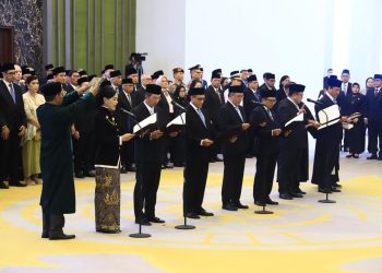 Ketua Mahkamah Agung Sunarto memimpin pengucapan sumpah jabatan Anggota Dewan Komisioner Otoritas Jasa Keuangan (OJK) di Gedung MA, Jakarta. (Dok. Humas OJK)