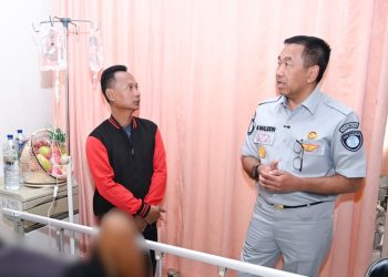Direktur Utama Muhammad Awaluddin berbincang dengan pasien saat meninjau pelayanan korban kecelakaan di RS dr. Chasbullah Abdulmadjid, Rabu (25/3). (Dok. Humas JR Jambi)