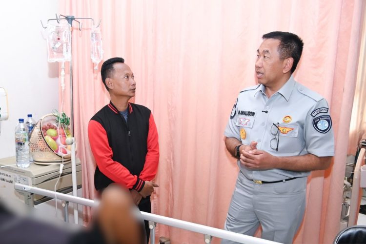 Direktur Utama Muhammad Awaluddin berbincang dengan pasien saat meninjau pelayanan korban kecelakaan di RS dr. Chasbullah Abdulmadjid, Rabu (25/3). (Dok. Humas JR Jambi)