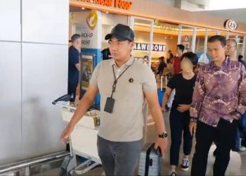 Petugas gabungan mengawal tersangka kasus dugaan tindak pidana perbankan PT BPR DCN saat diamankan di Stasiun Gambir, Jakarta (Dok, Humas OJK Jambi)