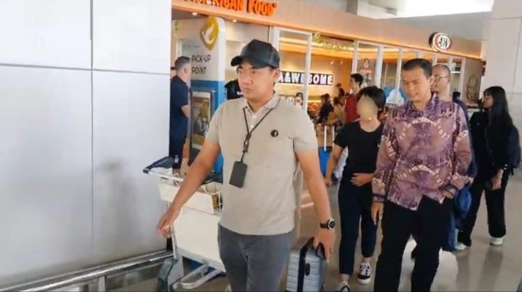Petugas gabungan mengawal tersangka kasus dugaan tindak pidana perbankan PT BPR DCN saat diamankan di Stasiun Gambir, Jakarta (Dok, Humas OJK Jambi)