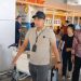 Petugas gabungan mengawal tersangka kasus dugaan tindak pidana perbankan PT BPR DCN saat diamankan di Stasiun Gambir, Jakarta (Dok, Humas OJK Jambi)