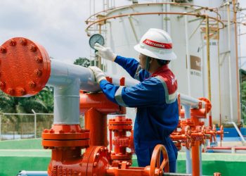 Pekerja Pertamina melakukan pengecekan tekanan pada fasilitas pipa produksi di wilayah kerja Pertamina Hulu Rokan Zona 1, Jambi. (Dok. FJM)
